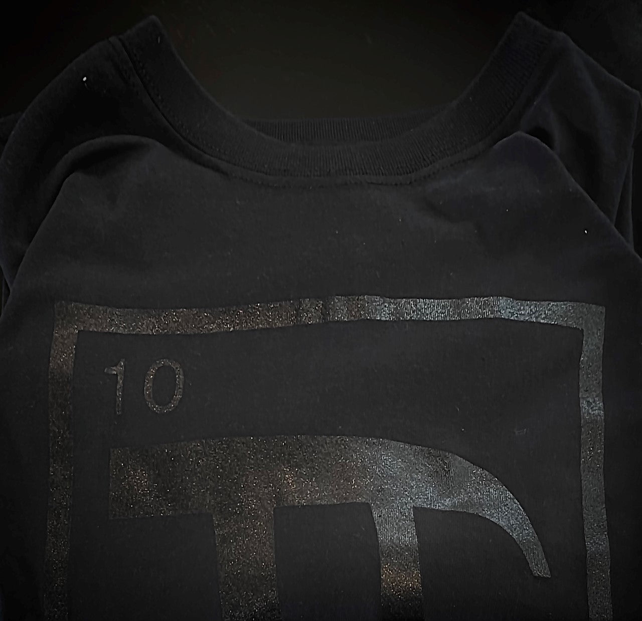 Jaeti black on black square logo short sleeve t-shirt